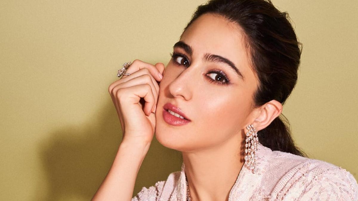 p27in7no sara ali Sara Ali Khan Savours Chole Bhature After Turning Show-Stopper In Delhi