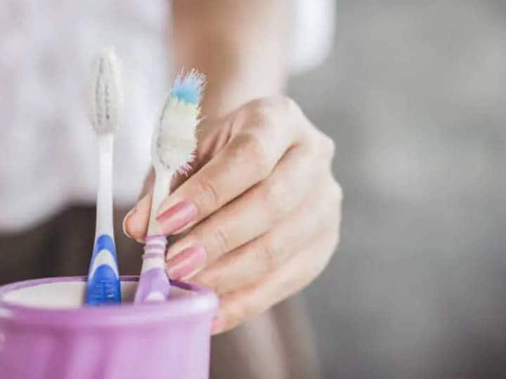 8663e2012c15e3792b408493cf9af07c1695471331471593 original क्या आप भी अपना Toothbrush बाथरूम में रखते हैं? जान लीजिए इसका हेल्थ पर क्या असर पड़ता है!